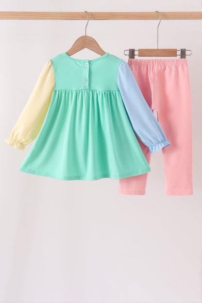 Colorblock character applique ruffle pants set
